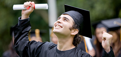 Estudante comemorando na formatura