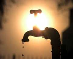 Imagem-a-luz-do-sol-de-uma=torneira-de-agua--pingando