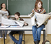 alunos lendo jornal em sala de aula