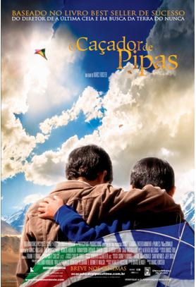 Cartaz-do-filme-O-cacador-de-pipas-dois-meninos-abracados-tendo-um-deles-uma-pipa-presa-nas-costas