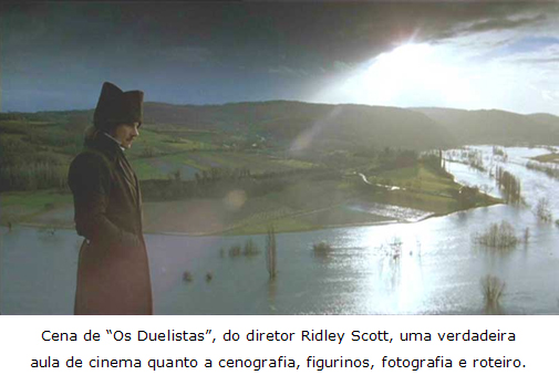 Cena-de-Os-Duelistas-homem-parado-pensativo-junto-a-paisagem-desertica