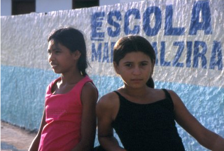 Duas-meninas-morenas--frente-da-escola