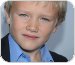 Foto de Dakota Goyo de terno e camisa azul