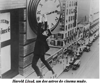 Harold-Llovd-homem-pendurado-em-relogio-grande-da-cidade