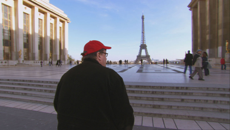 Homem-em-frente-a-Torre-eifel-olhando-as-pessoas-passarem