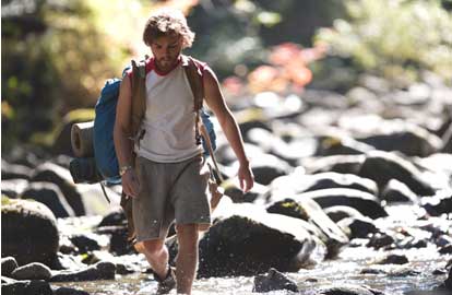 Imagem-de-homem-com-mochilas-andando-em-trilha-de-aguas