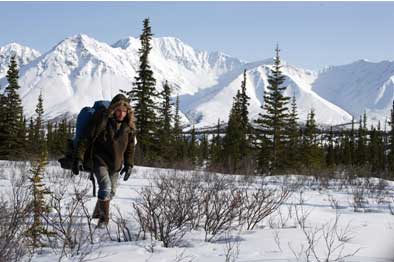 Imagem-de-rapaz-andando-na-neve