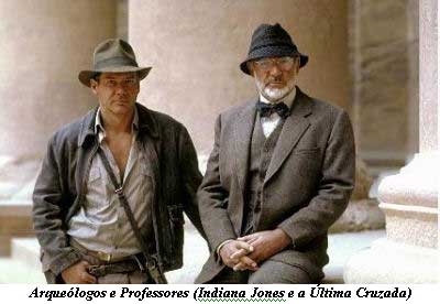 Indiana-Jones-dois-hemens-de-terno-gravata-e-chapeus-sendo-um-mais-jovem-e-outro-mais-velho