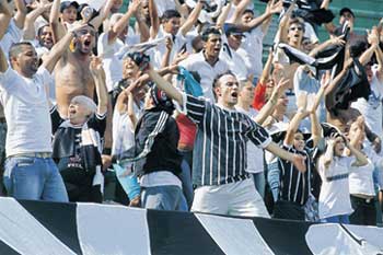 Cena-de-torcedores-num-jogo-de-futebol