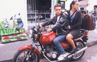 Casal-de-jovens-sobre-uma-moto