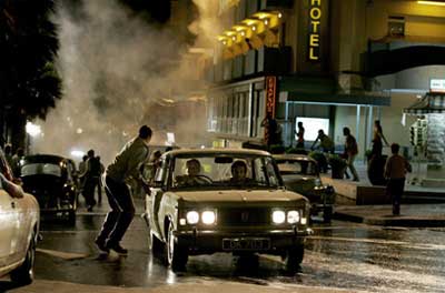 Caos-na-rua-homem-querendo-entrar-em-um-carro