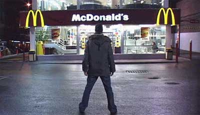 Imagem-do-filme-homem-parado-em-frente-ao-McDonalds