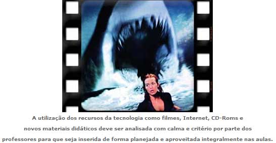 Imagem-de-filme-em-que-uma-moca-esta-assustada-em-frente-a-um-tubarao