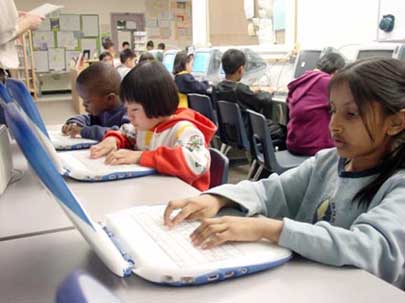 Imagem-de-alunos-estudando-no-notboock