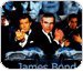 Imagem com quatro James Bond com armas e pessoas atrs