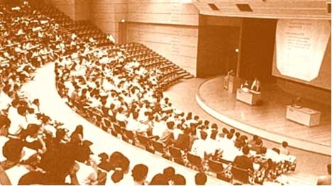 Plateia-grande-reunidas-em-auditorio-assistindo-ao-palestrante