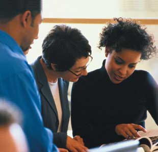 Foto de trs jovens lendo