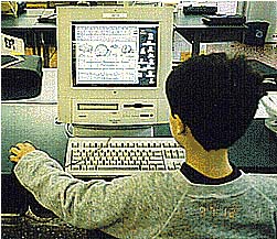 Imagem-de-menino-utilizando-computador