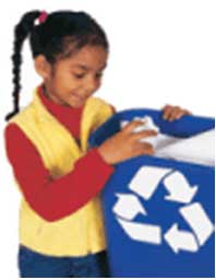 Menina-junta-a-lata-com-simbolo-de-reciclagem