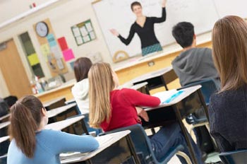 Imagem-de-professora-lecionando-em-sala-de-aula