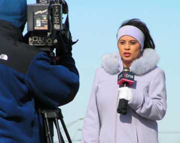 Reporter-gravando-reportagem-em-tempo-muito-frio