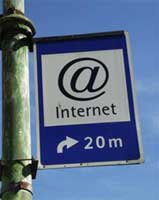 Imagem-de-placa-indicando-internet-a-20-metros