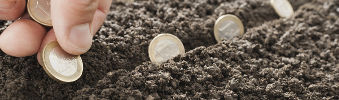 metfora de uma mo plantando moedas na terra