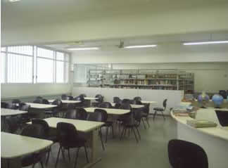 Foto-da-biblioteca-do-colégio-da-embraer