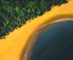 Praia-em-formato-da-bandeira-do-Brasil-mata-verde-areia-amarela-e-aguas-azuis