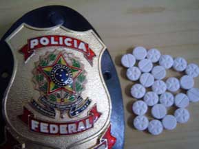 imagem-do-simbolo-da-policia-junto-a-drogas