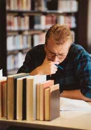 Foto-de-homem-lendo-pensativo