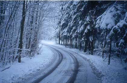 Imagem-de-uma-estrada-coberta-por-neve