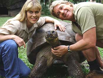 Foto-de-uma-tartaruga-gigante-junto-ao-caador-de-crocodilos