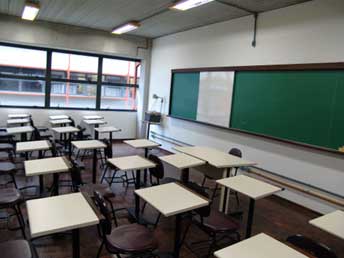 Foto-de-sala-de-aula-vazia