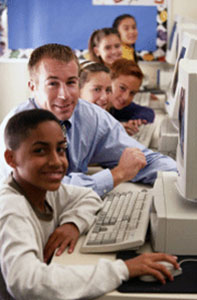 Foto-de-adolescentes-em-frente-ao-computador