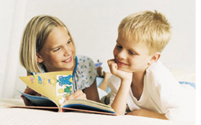 Foto-de-um-casal-de-crianas-conversando-com-o-livro-aberto