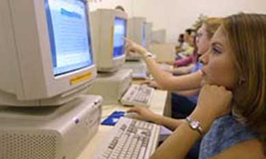 Imagem-de-jovens-em-frente-a-computadores