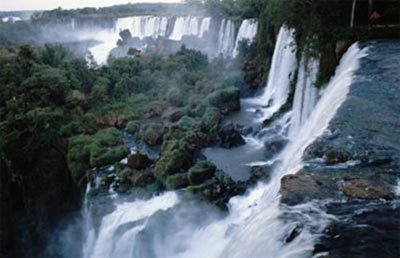 Imagem-de-cachoeira-correndo-entre-verde