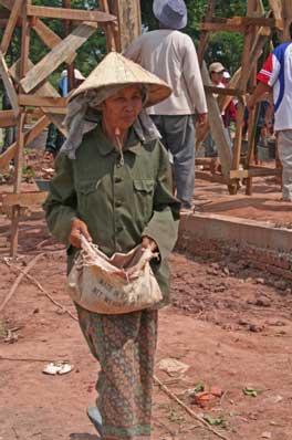 Foto-de-idosa-com-chapeu-bolsa-velha