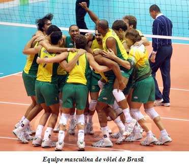 Foto-da-equipe-de-volei-masculina-abracados-comemorando