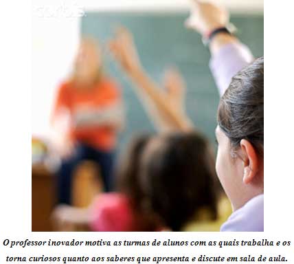 Imagem-de-algumas-pessoas-sentadas-em-sala-de-aula-com-as-maos-levantadas