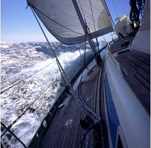 Imagem-de-do-corredor-de-um-barco-em-alto-mar