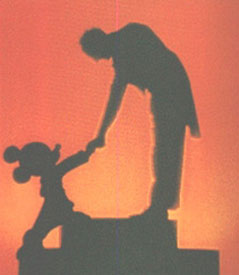 Foto-de-um-homem-junto-ao-mickey