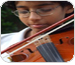 Foto de menino de culos tocando violino