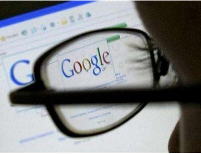 Imagem-de-pessoa-de-oculos-frente-ao-computador-no-site-Google