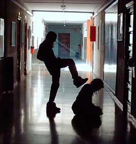 Imagem-de-um-corredor-de-escola-em-que-uma-pessoa-esta-ajoelhada-e-sendo-agredida-por-outra