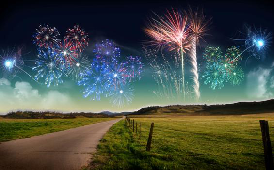 Imagem-de-um-lugar-de-rua-de-terra-e-verde-em-volta-a-ela-com-fogos-de-artificio-brilhando-na-noite