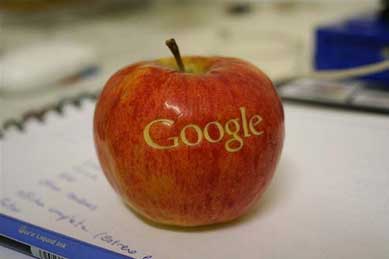 Imagem-de-uma-maca-que-tem-escrito-a-marca-Google