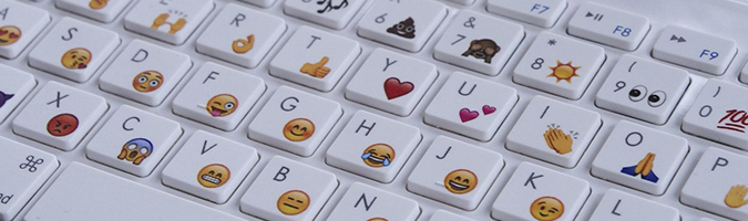 Dteclado com emojis desenhados junto com as letras