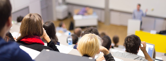 alunos assistindo aula na universidade